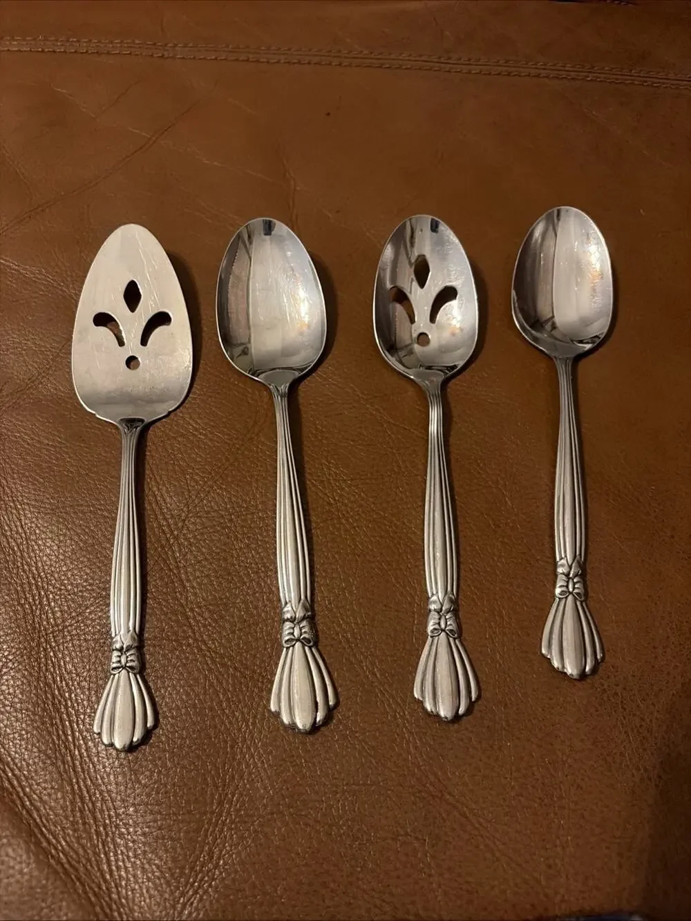 ONEIDA ALEXIS HOSTESS SET 4 PC DELUXE STAINLESS BOW SLOTTED SPOON, PIE 2 Spoon